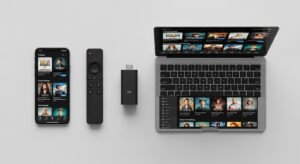 Vários ecrãs, incluindo um telemóvel, computador portátil e dispositivo de streaming, prontos para configurar aplicações de IPTV.
