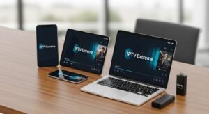 Demonstração do IPTV Extreme a funcionar num smartphone, tablet, portátil e ao lado de um Fire Stick.